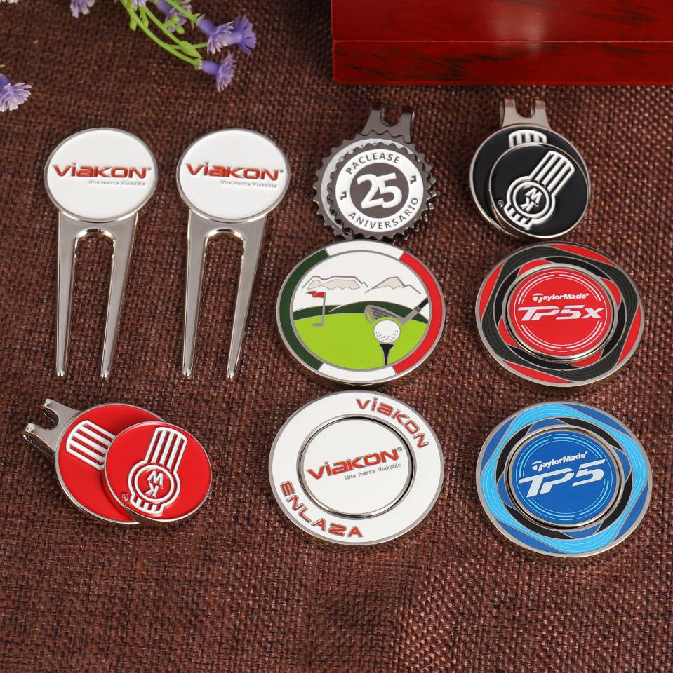 Hat Clip With Ball Marker 1