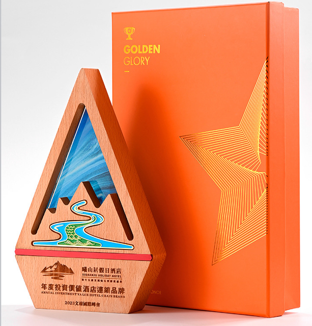China Factory Customized Laser Engraved Award Wood Trophy 
