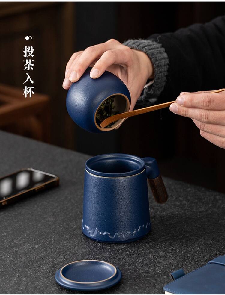 Add tea leaves to the cup.